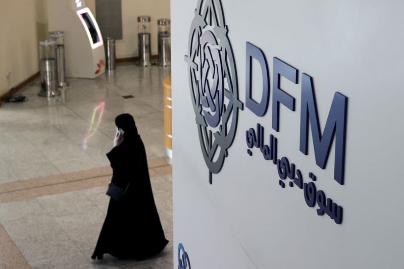 &copy; Reuters. سوق دبي تتراجع وأبوظبي والسعودية تغلقان على مكاسب طفيفة