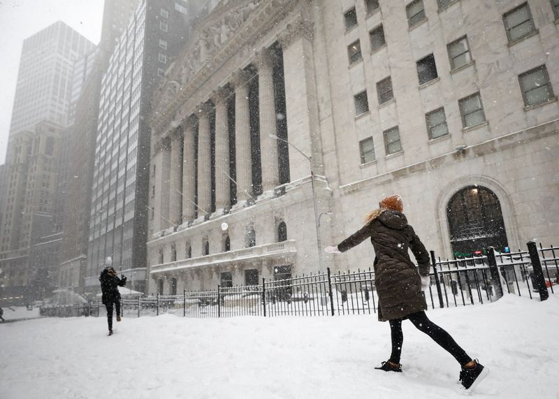 &copy; Reuters. Due persone lanciano palle di neve davanti alla Borsa di New York