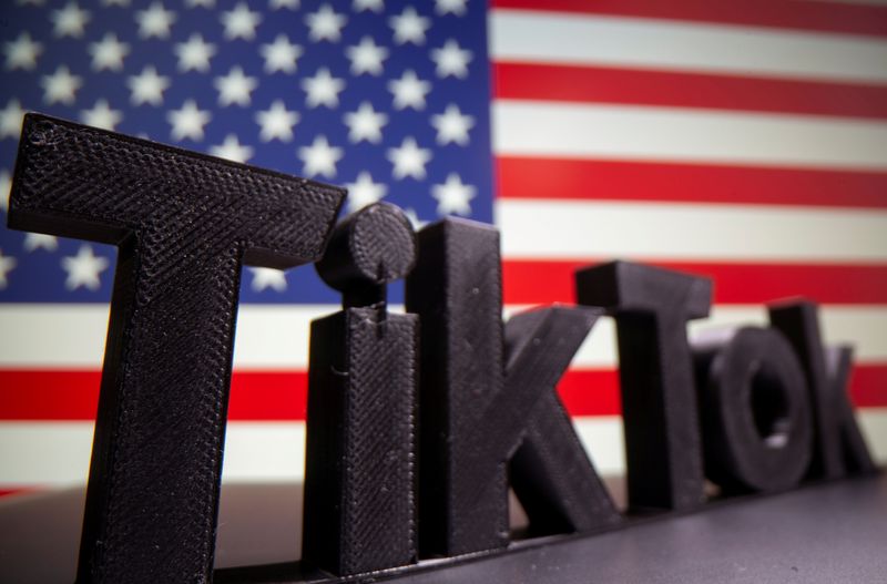 &copy; Reuters. FOTO DE ARCHIVO: Impresión 3D del logotipo de Tik Tok frente a la bandera de EEUU