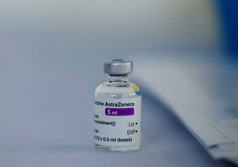 &copy; Reuters. Frasco de vacina da AstraZeneca contra Covid-19 em Maidstone, no Reino Unido