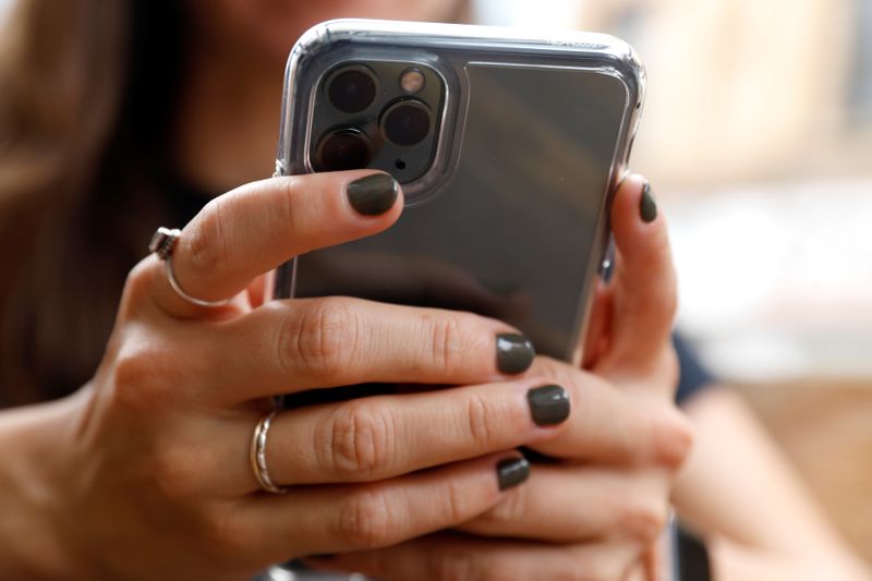 © Reuters. Uma pessoa utiliza um celular em Manhattan, Nova York.