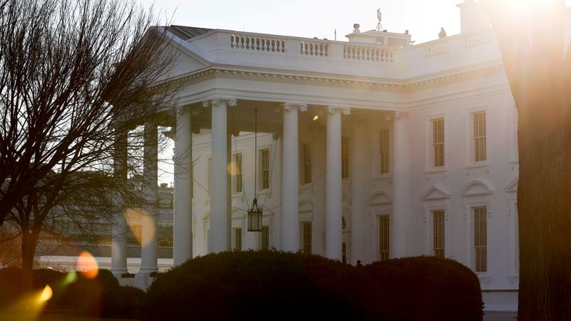 © Reuters. FILE PHOTO: A general view of the sun rising behind the White House in Washington