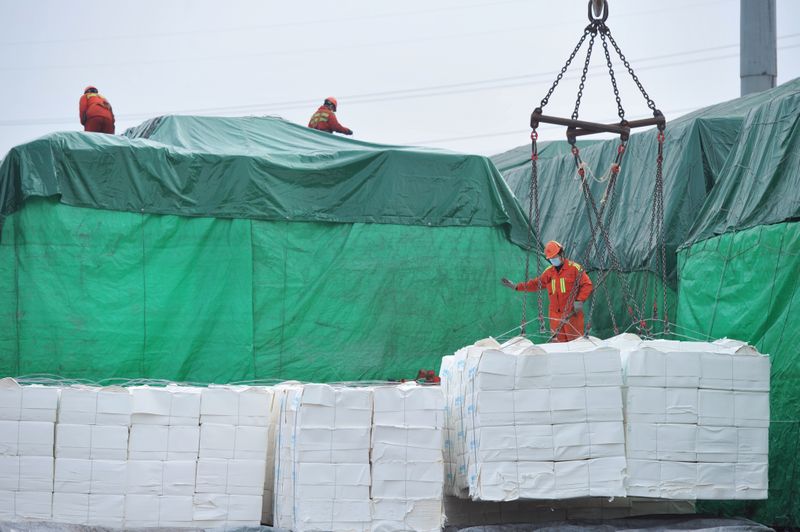 © Reuters. Desembarque de carga de papéis em porto de Qingdao, China