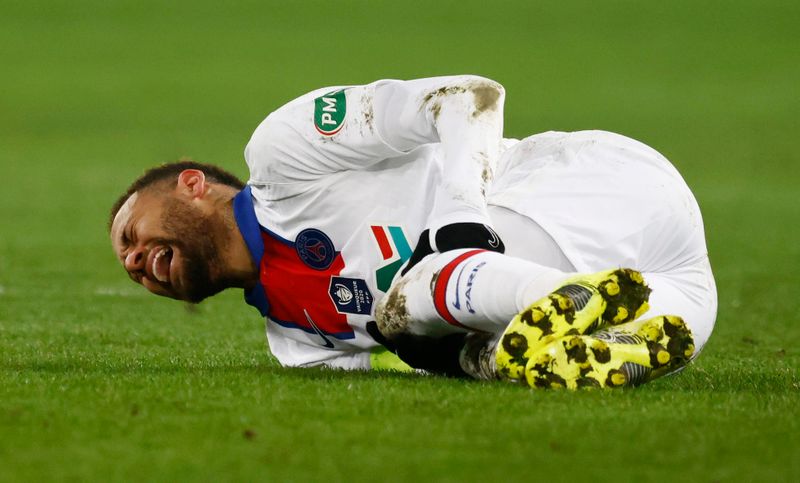&copy; Reuters. نيمار يخرج مصابا في انتصار باريس سان جيرمان على كاين في كأس فرنسا
