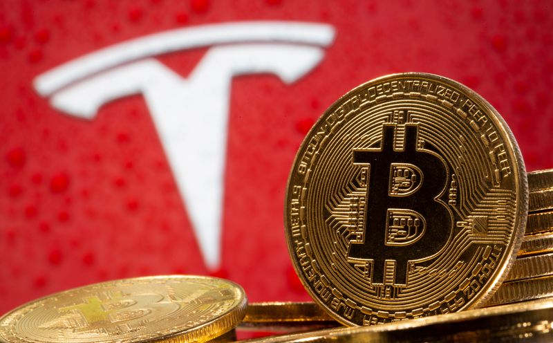 &copy; Reuters. FILE PHOTO: Representations of virtual currency Bitcoin are seen in front of Tesla logo in this illustration