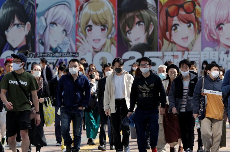 &copy; Reuters. FOTO DE ARCHIVO: Varias personas con mascarillas caminan cruzan una calle en el distrito de Shibuya de Tokio