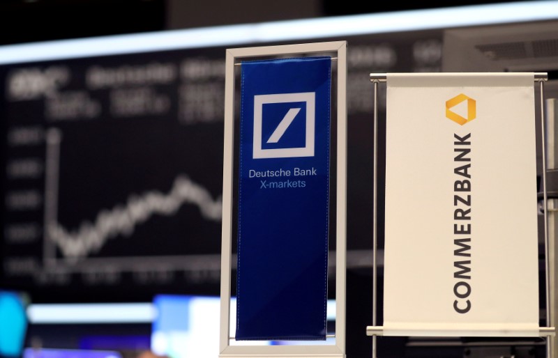&copy; Reuters. Carteles de Deutsche Bank y Commerzbank en la Bolsa de Fráncfort, Alemania
