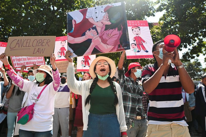 &copy; Reuters. ミャンマー、デモ隊が中国大使館で抗議活動　「国軍支援」と非難