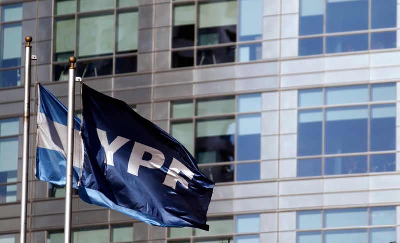 &copy; Reuters. Una bandera de la empresa petrolera YPF ondea junto a una bandera argentina frente a la sede de YPF en Buenos Aires. Argentina