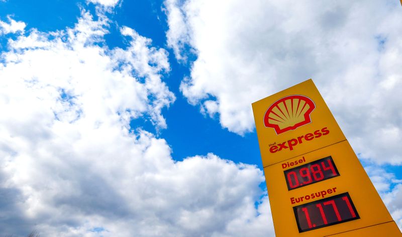 © Reuters. FILE PHOTO: A Royal Dutch Shell sign at a petrol station in Sint-Pieters-Leeuw, Belgium