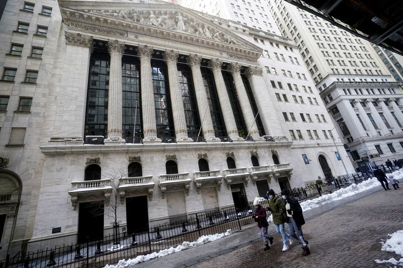 &copy; Reuters. FILE PHOTO: People walk past the New York Stock Exchange in New York City