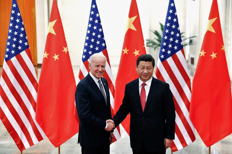 &copy; Reuters. Il presidente degli Stati Uniti Joe Biden e l&apos;omologo cinese Xi Jinping nella Grande Sala del Popolo