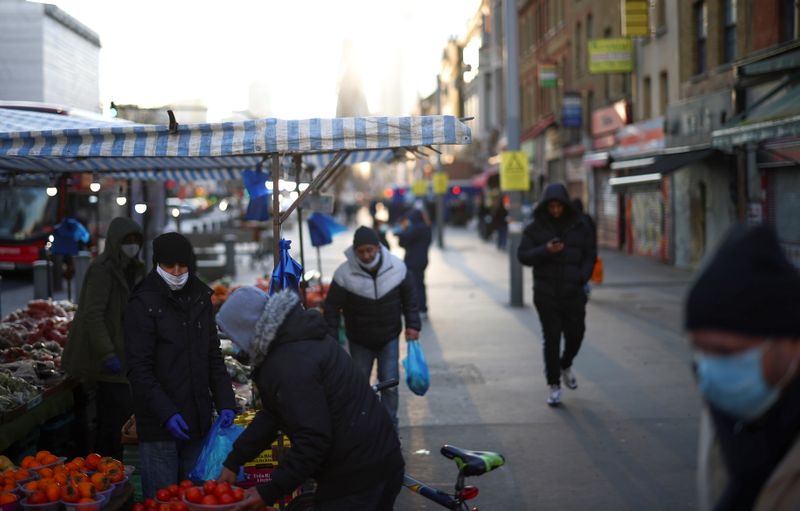 &copy; Reuters. People shop at a market stalls, amid the coronavirus disease (COVID-19) outbreak, in east London