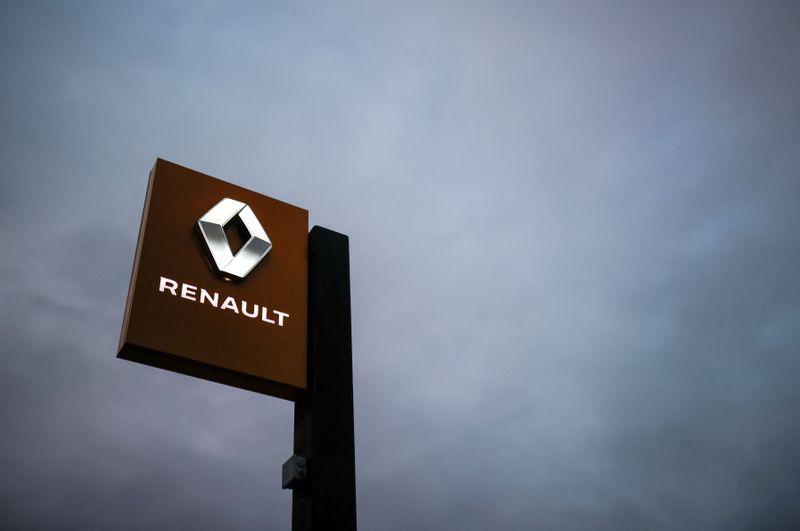 &copy; Reuters. FILE PHOTO: The logo of Renault carmaker is pictured at a dealership in France