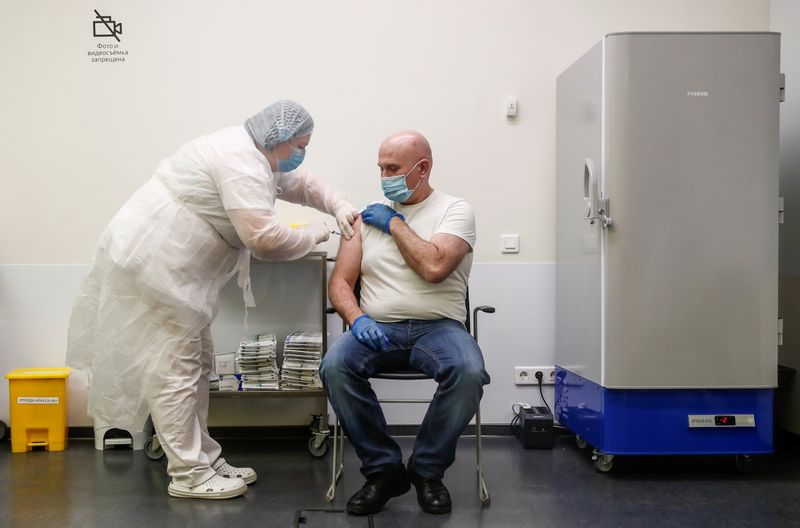&copy; Reuters. A man receives an injection with Sputnik V (Gam-COVID-Vac) vaccine against the coronavirus disease (COVID-19) in Moscow
