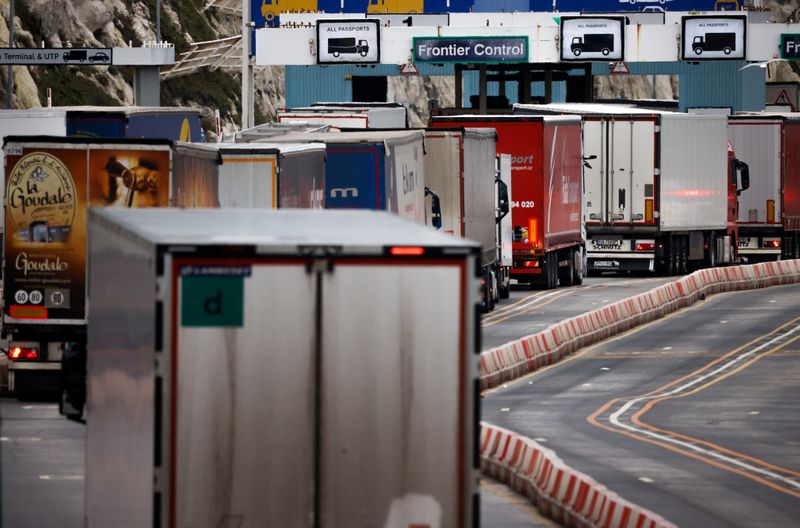 &copy; Reuters. Caminhões fazem fila no controle de fronteiras de Dover, no Reino Unido, após fim do período de transição do Brexit