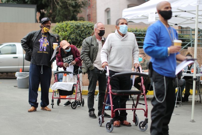 &copy; Reuters. Gente hace fila para recibir la vacuna COVID-19 en el albergue para personas sin hogar LA Mission en Skid Row, en Los Ángeles