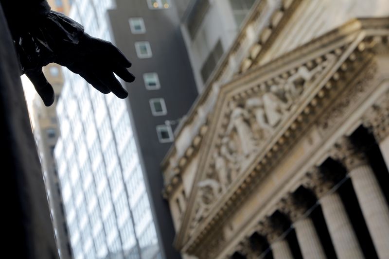 &copy; Reuters. FOTO DE ARCHIVO-La mano de una escultura del expresidente de Estados Unidos, George Washington, aparece junto a la fachada del edificio de la Bolsa de Nueva York (NYSE) tras el inicio de la sesión bursátil del jueves en Manhattan, en Nueva York, Estados