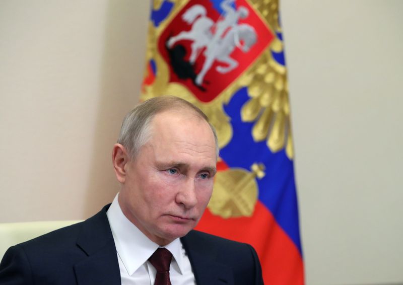 &copy; Reuters. Russian President Putin chairs a meeting of the Council for Science and Education via a video conference call outside Moscow