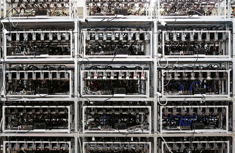 © Reuters. FILE PHOTO: Bitcoin mining computer servers are seen in Bitminer Factory in Florence