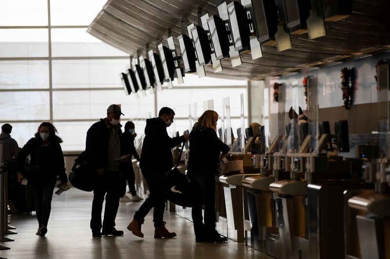 &copy; Reuters. FILE PHOTO: People travel during the holiday season at Detroit Metropolitan Wayne County Airport