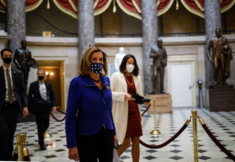 © Reuters. U.S. House Speaker Nancy Pelosi walks through Statuary Hall on Capitol Hill in Washington