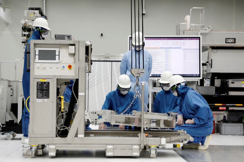&copy; Reuters. FILE PHOTO: Trainees learn how to build and operate an EUV machine at the training center at ASML Holding in Tainan,