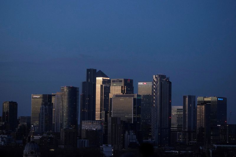 © Reuters. FILE PHOTO: Canary Wharf stands in London