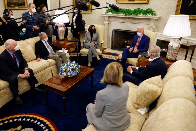 &copy; Reuters. El presidente de EEUU, Joe Biden, y la vicepresidenta Kamala Harris asisten a una reunión sobre infraestructuras con senadores en el Despacho Oval de la Casa Blanca, Washington, EEUU.