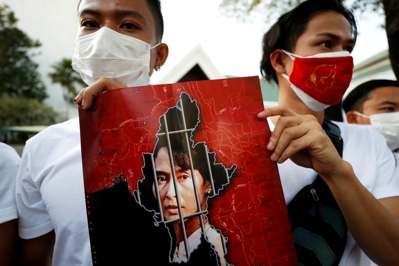 © Reuters. FILE PHOTO: Myanmar citizens hold up a picture of leader Aung San Suu Kyi after the military seized power in a coup in Myanmar, outside United Nations venue in Bangkok