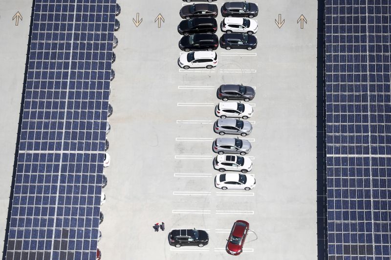 © Reuters. FILE PHOTO: Solar panels are seen on a parking garage in Palm Springs