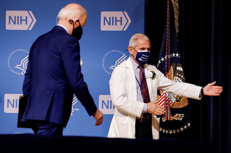 © Reuters. U.S. President Joe Biden visits the National Institutes of Health (NIH) in Bethesda, Maryland