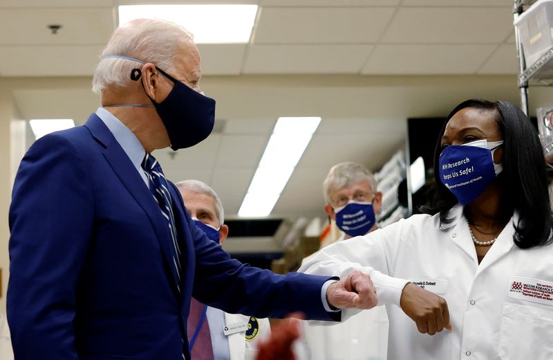 &copy; Reuters. Joe Biden em visita ao Instituto Nacional de Saúde dos EUA na cidade de Bethesda