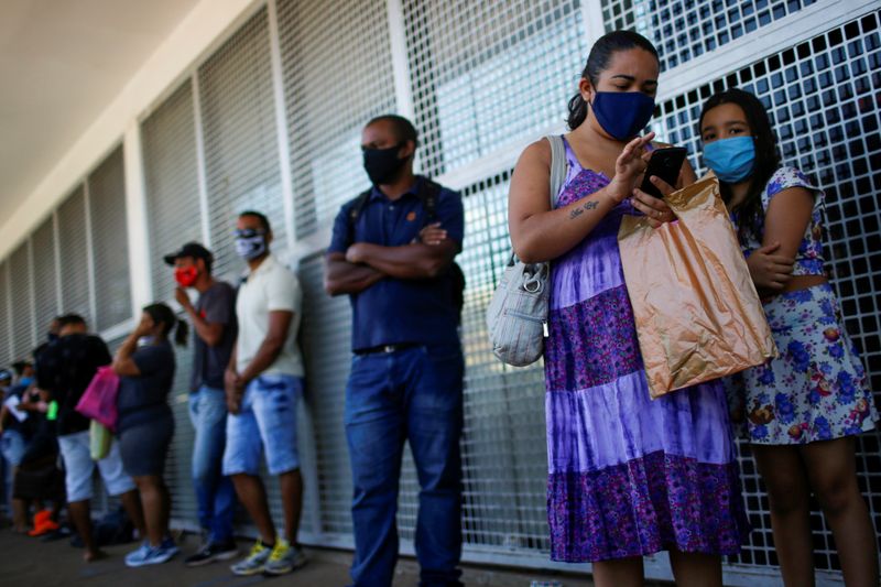 &copy; Reuters. Pessoas fazem fila em agência da Caixa para sacar auxílio emergencial, em Ceilândia-DF