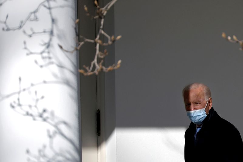 © Reuters. FILE PHOTO: U.S. President Biden walks into Oval Office in Washington
