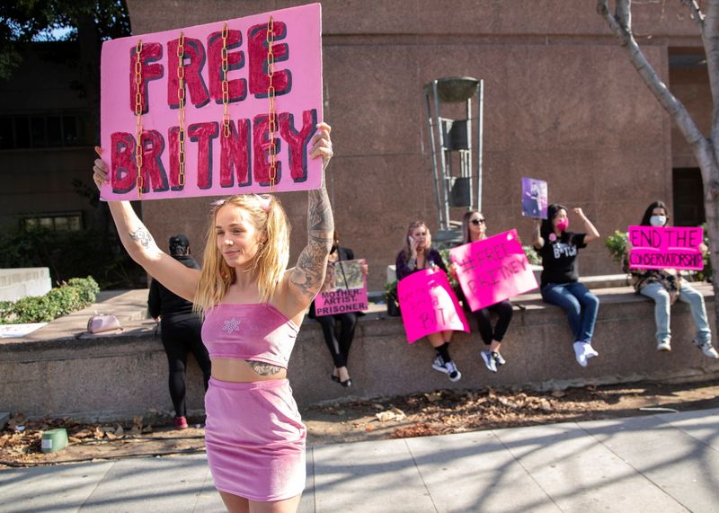 &copy; Reuters. A supporter of singer Britney Spears protests outside a courthouse in Los Angeles
