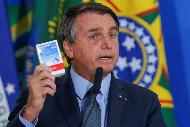&copy; Reuters. Presidente Jair Bolsonaro segura caixa de cloroquina em cerimônia do Palácio do Planalto