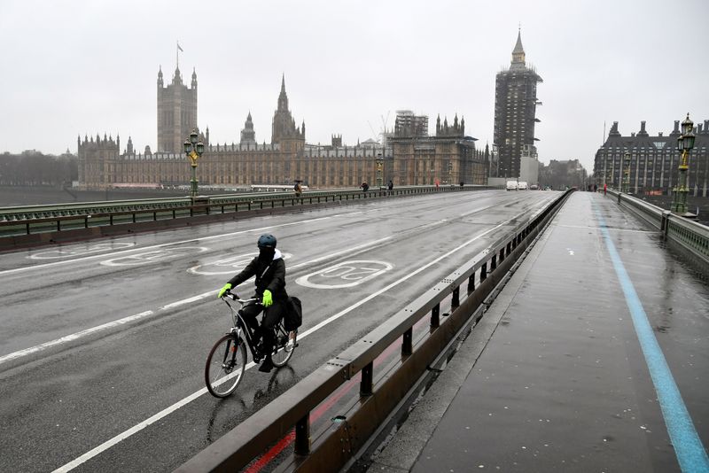 &copy; Reuters. FILE PHOTO: Outbreak of the coronavirus disease (COVID-19) in London