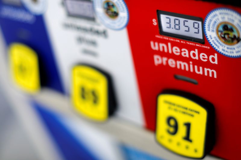 &copy; Reuters. FILE PHOTO: FILE PHOTO: The price of gasoline is shown on a gas pump at an Arco gas station in San Diego