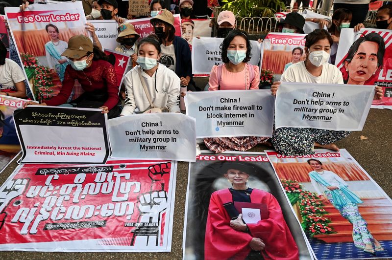 © Reuters. Demonstrators protest against the military coup and demand for the release of elected leader Aung San Suu Kyi, in Yangon