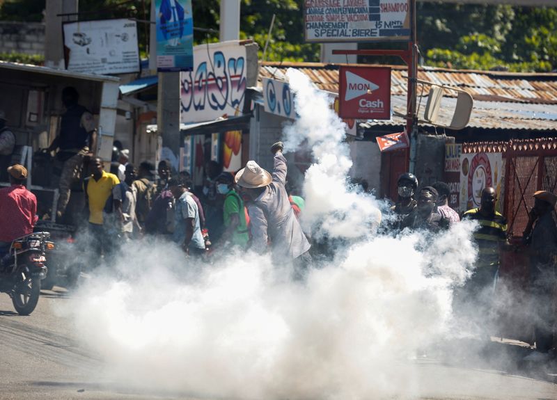 &copy; Reuters. Un hombre arroja un bote de gas lacrimógeno a la policía durante una protesta contra el presidente de Haití, Jovenel Moise, en Port-au-Prince, Haití, el 10 de febrero de 2021.