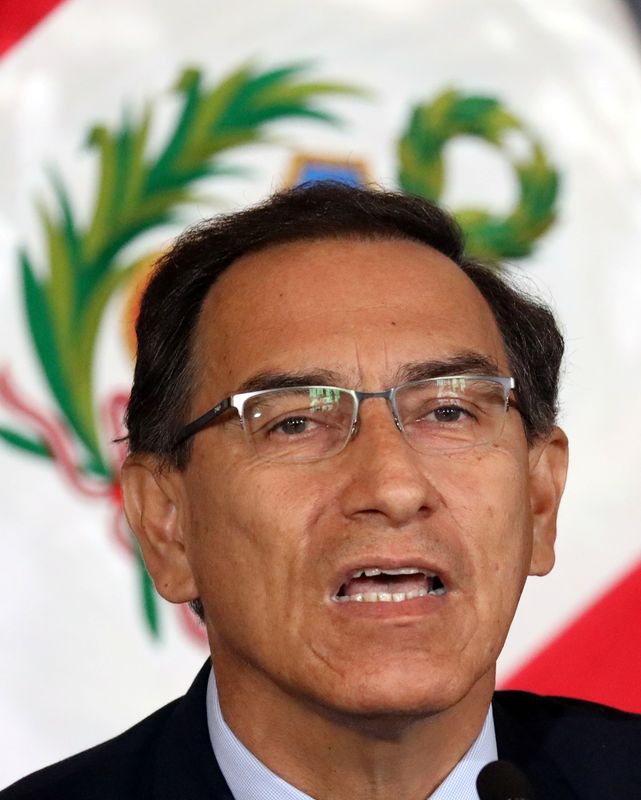 &copy; Reuters. FOTO DE ARCHIVO: Presidente peruano Martín Vizcarra habla durante una ceremonia para anunciar un referendo sobre reformas judiciales y políticas en Lima