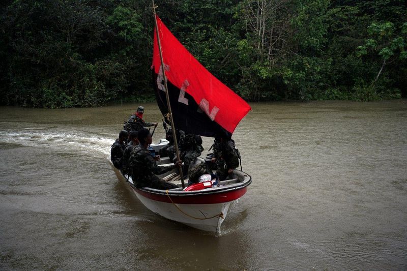 &copy; Reuters. Foto de archivo. Guerrilleros del Ejército de Liberación Nacional (ELN) se desplazan en un lancha por un río en las selvas del departamento del Chocó