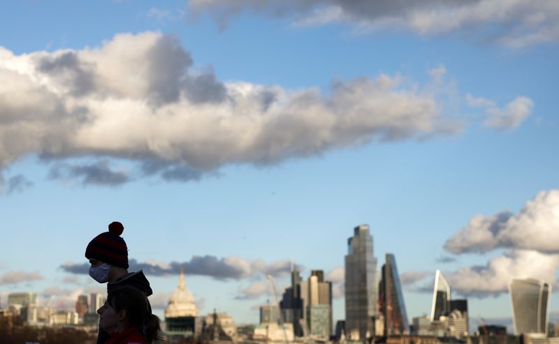 &copy; Reuters. Personas sobre el puente de Waterloo, durante la epidemia de coronavirus (COVID-19)en Londres