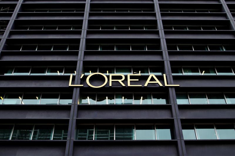 &copy; Reuters. El logotipo del grupo francés de cosméticos L&apos;Oreal en el edificio de la empresa en Clichy, cerca de París