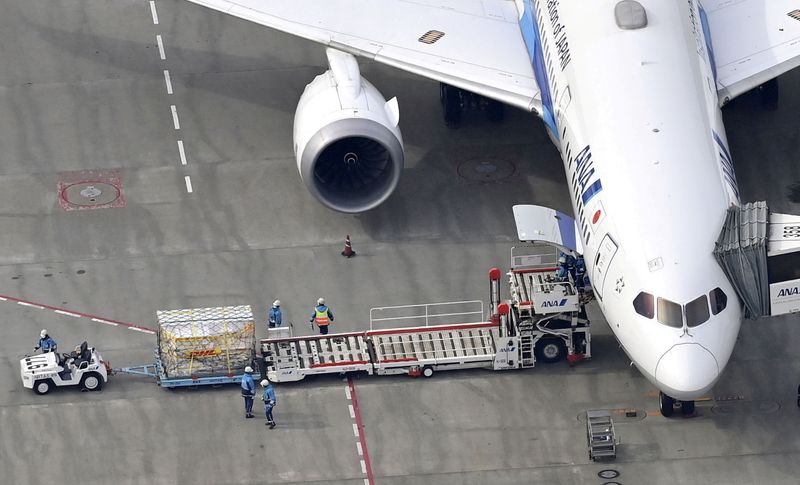 &copy; Reuters. Un avión de All Nippon Airways (ANA), que transporta el primer lote de la vacuna contra el coronavirus (COVID-19) desarrollada por Pfizer Inc., llega desde Bruselas al aeropuerto de Narita, Japón