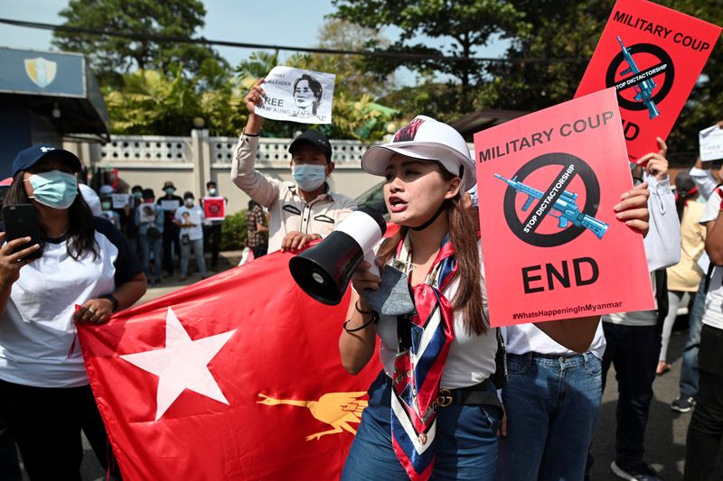 &copy; Reuters. Manifestantes protestam contra golpe militar em Mianmar em Yangon