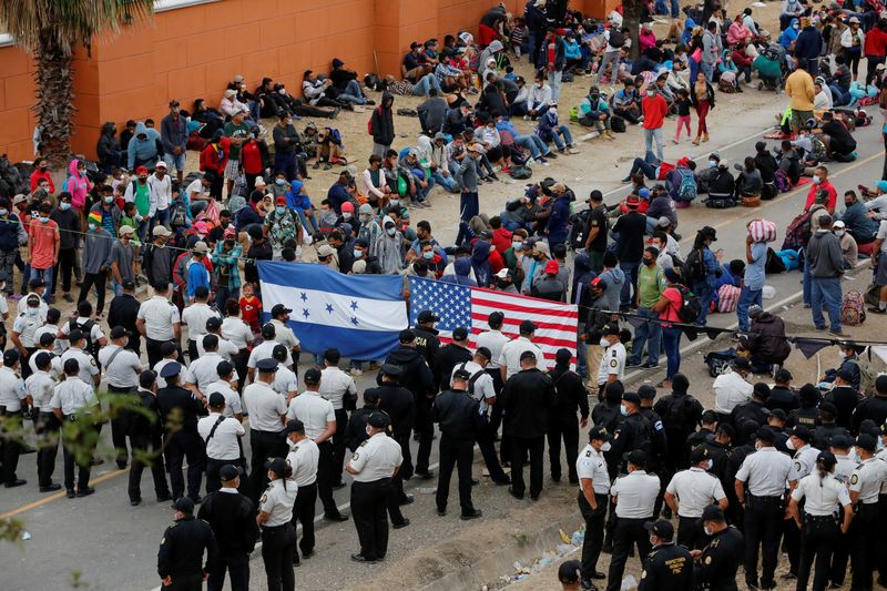 &copy; Reuters. FILE PHOTO: Hondurans take part in a new caravan of migrants, set to head to the United States, in Vado Hondo