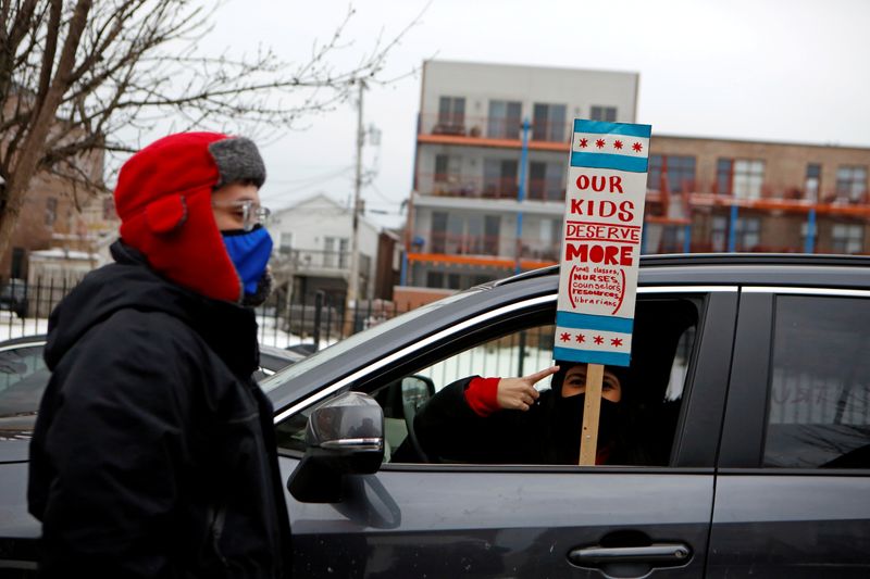 &copy; Reuters. FILE PHOTO: FILE PHOTO: Supporters of the Chicago Teachers Union participate in a car caravan