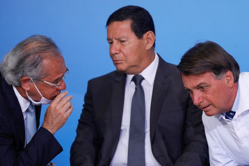 &copy; Reuters. Mourão entre Guedes e Bolsonaro no Palácio do Planalto